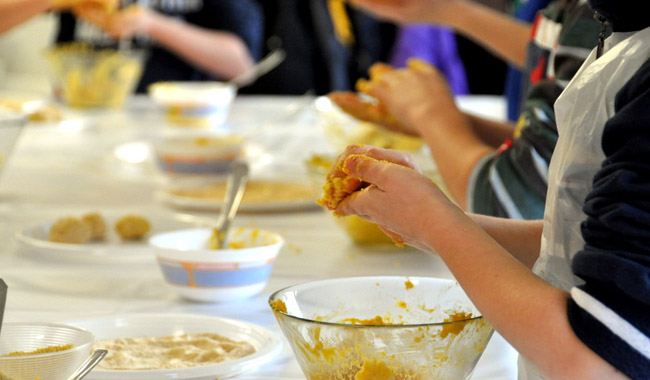 Laboratorio di cucina educativa con attività semplici