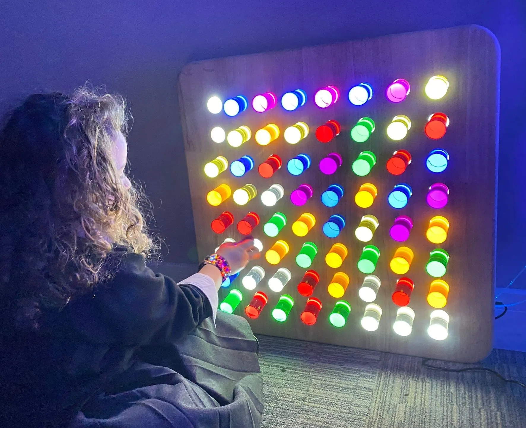 Pannelli luminosi e proiezioni nella sala sensoriale