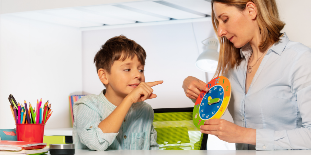 Bambino con autismo supportato a scuola